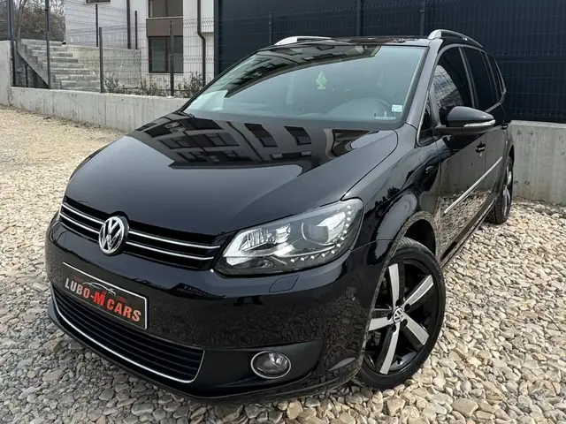 VW Touran, черен, 2013 г. – снимка от автокъщата